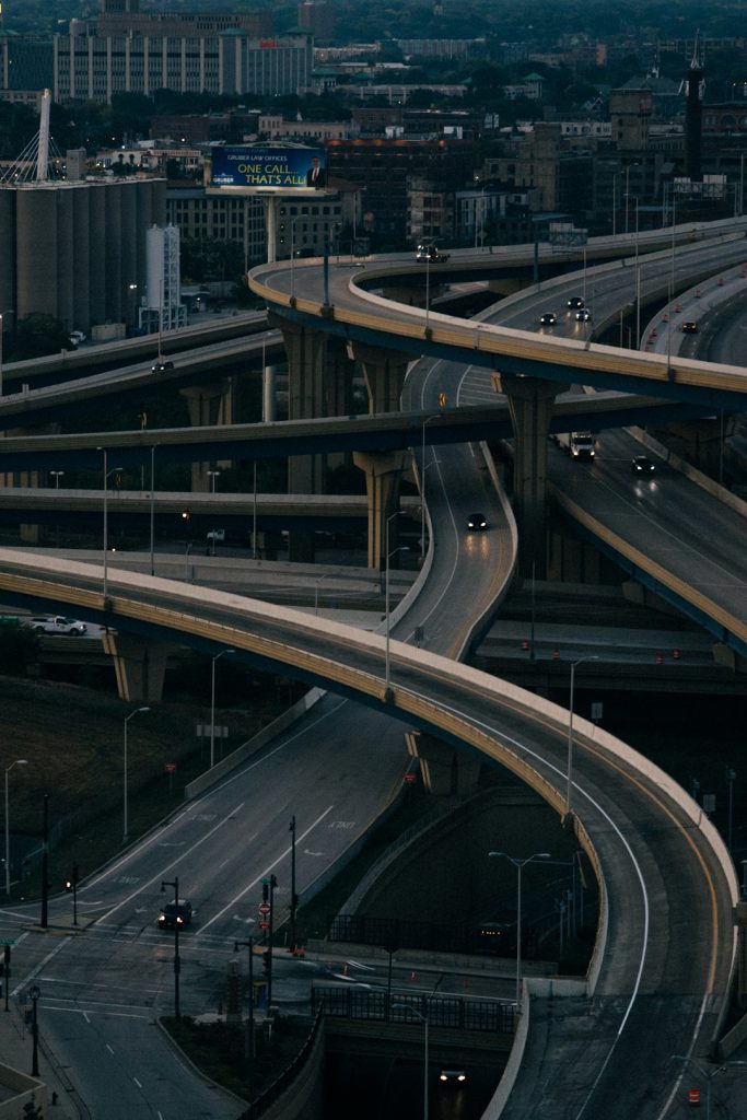 Luchtfoto van wegen met verkeer
