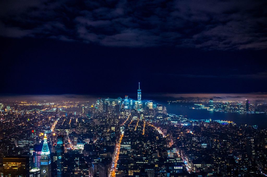 Verlichte skyline van een stad in de avond