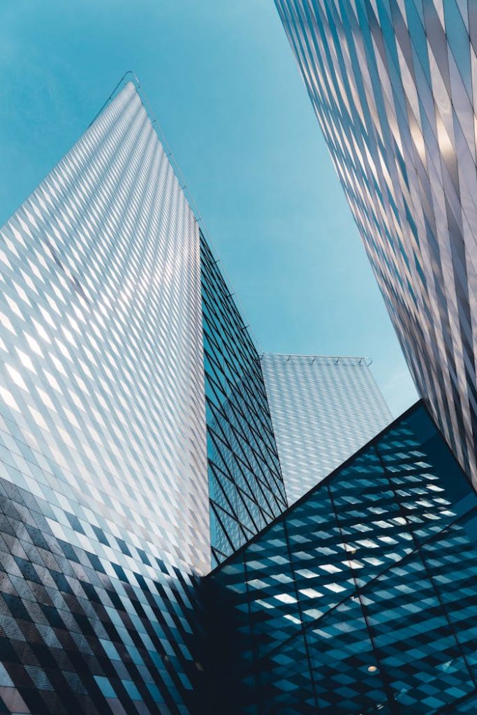 Moderne glazen torens met geometrische gevels