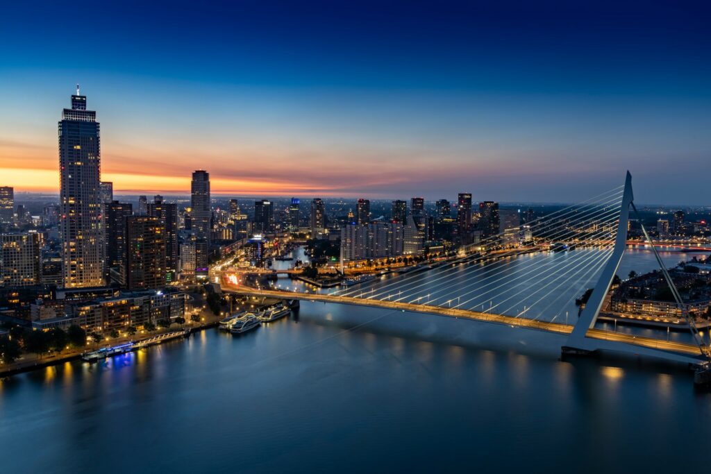 Uitzicht over het centrum van Rotterdam vanaf het World Port Center